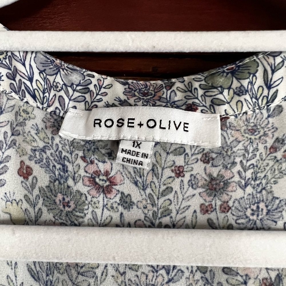Women’s Rose & Olive plus size floral blouse 1X - Picture 4 of 8